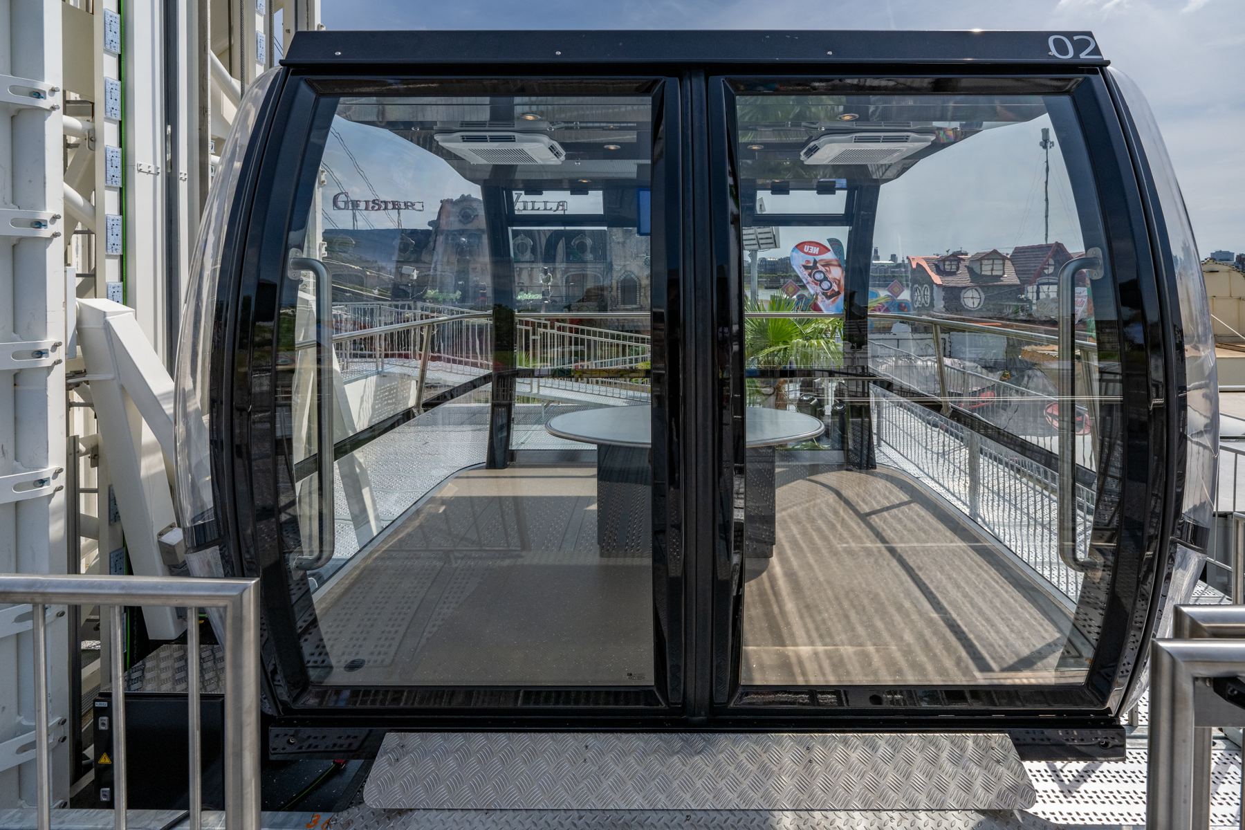 Het ruime, beglaasde interieur van een gondel van The View