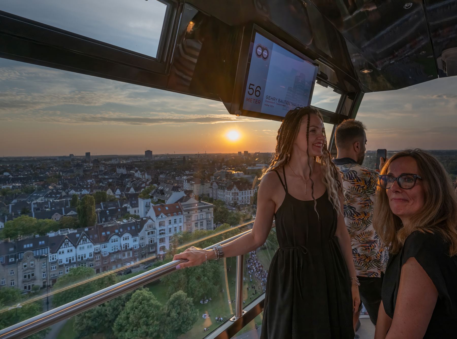 Gasten genieten van de zonsondergang in een beglaasde gondel