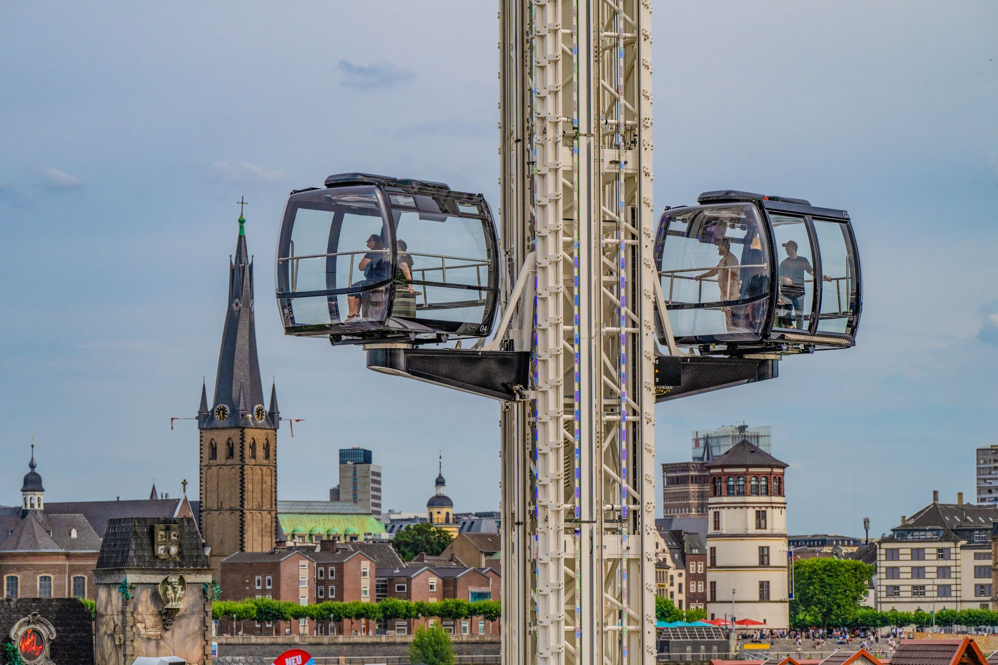Draaiende glazen gondel van The View tegen een historische skyline
