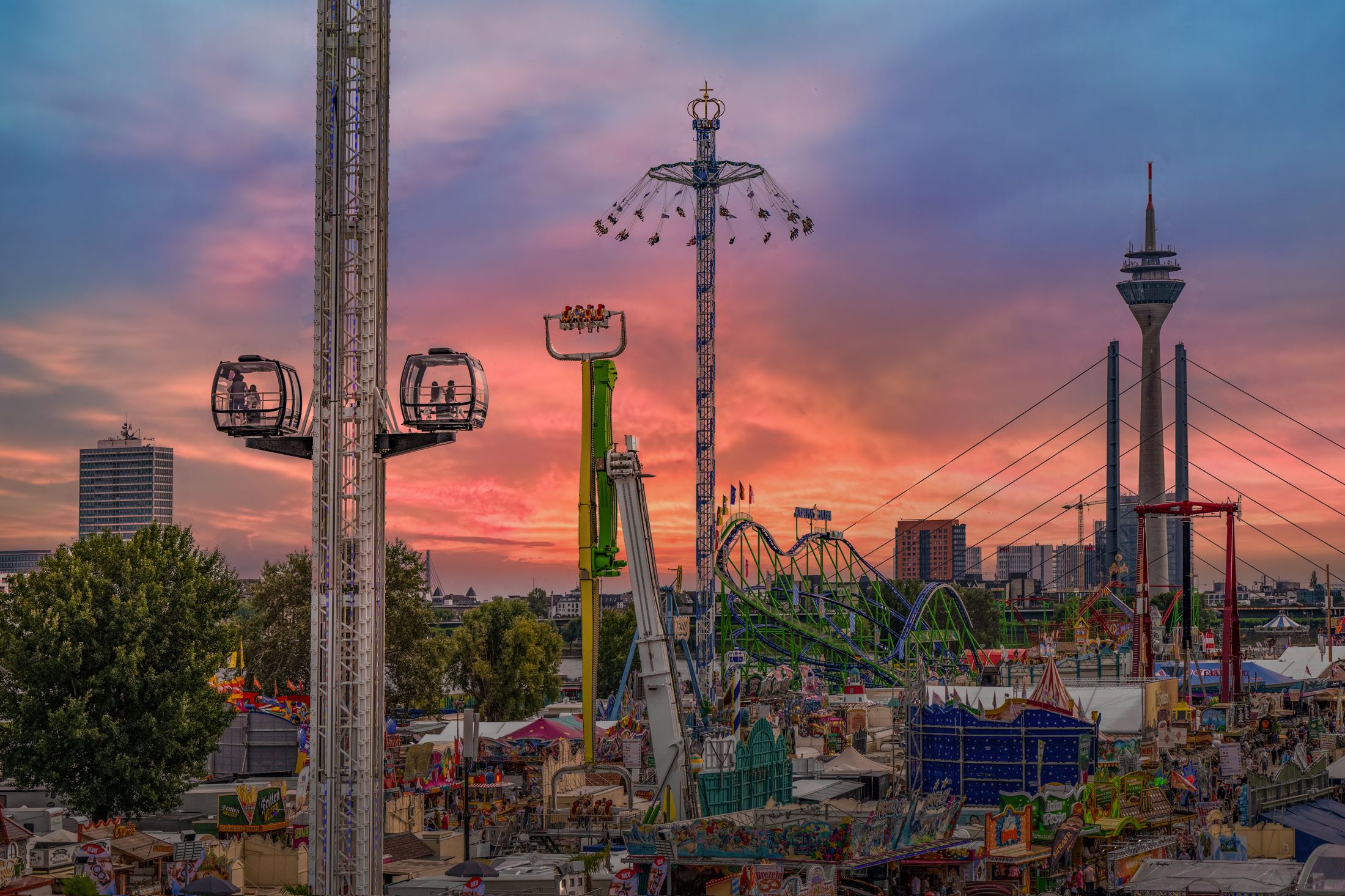The View uitkijktoren bij zonsondergang boven de Rheinkirmes in Düsseldorf